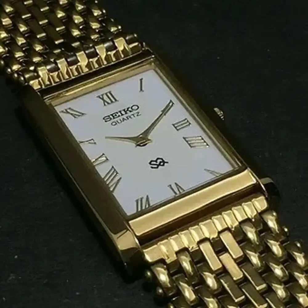 Vintage Style Seiko Quartz Mens Gold Watch & White accents W/ Metal Strap